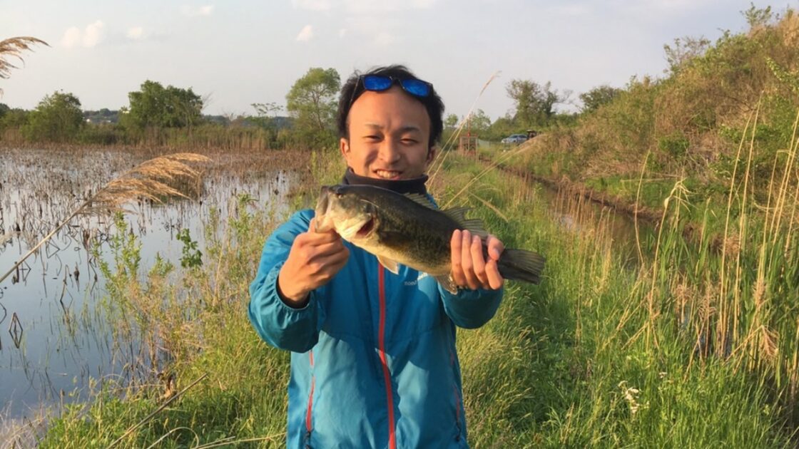 人生で初めて釣ったブラックバスを持つお魚ハンターはる