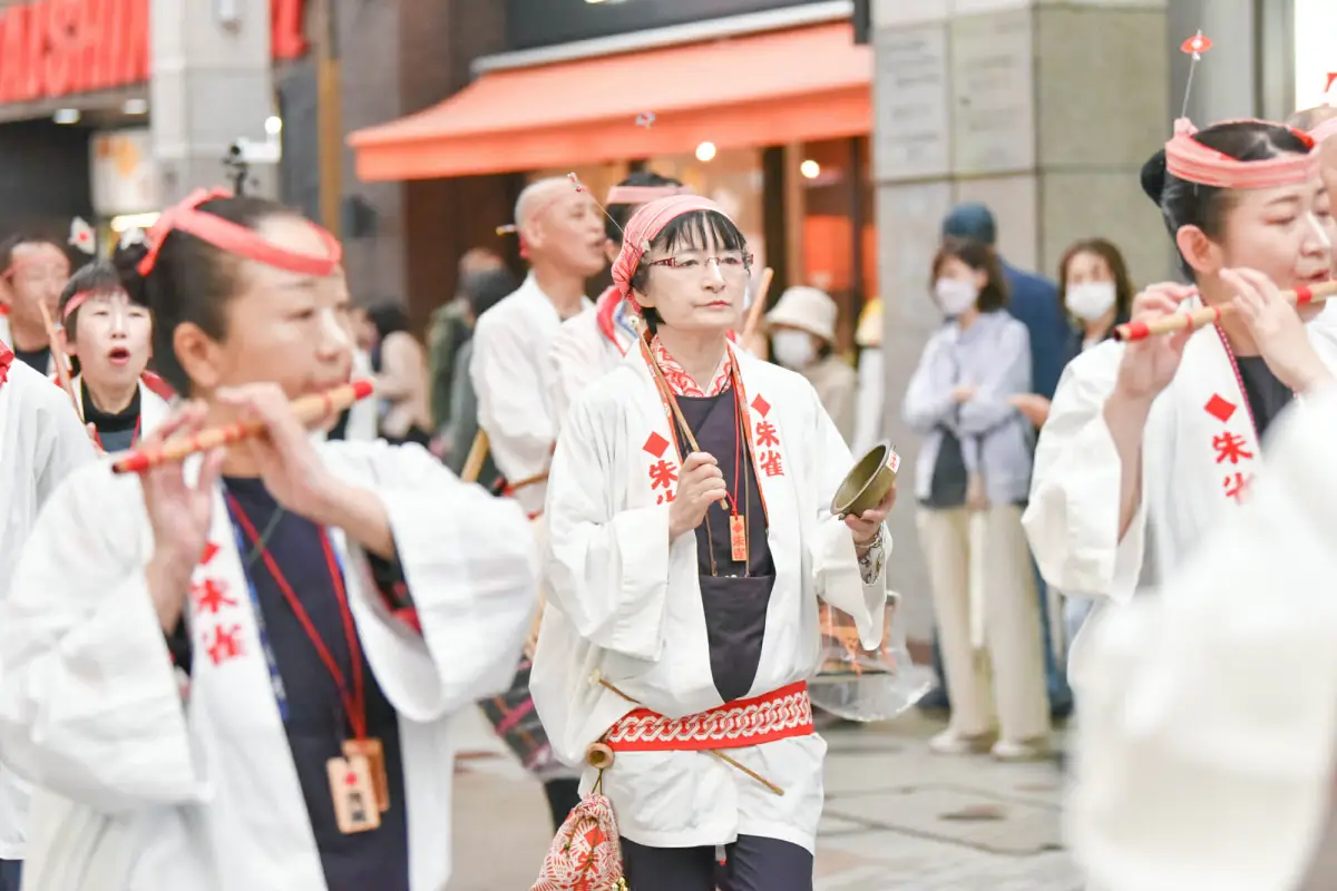 鉦の演奏の様子