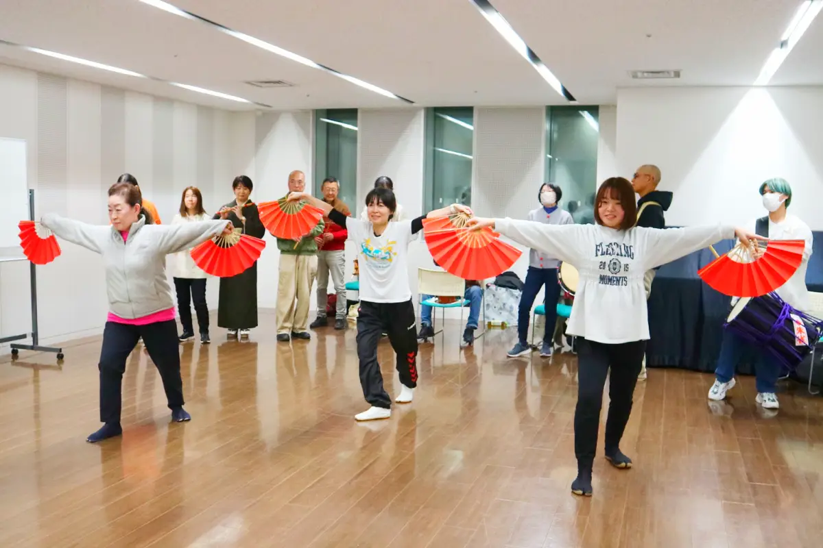 鮮やかな赤の扇子が映える舞の様子